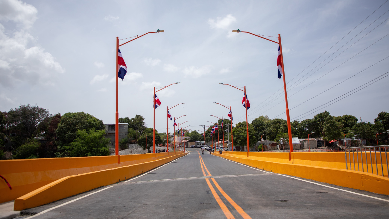Tras más de 40 años de espera, presidente Luis Abinader inaugura puente Los Hierros en Baní, que conectará comunidades y fortalecerá producción agrícola