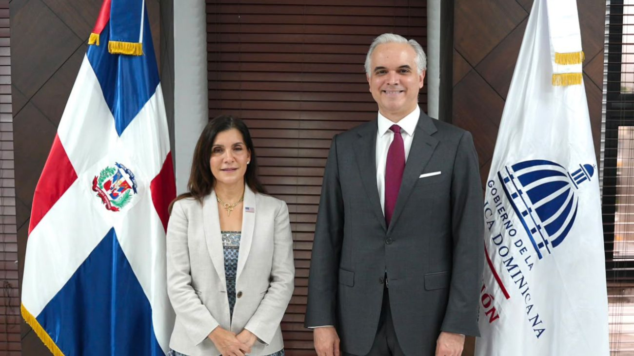 Ministro Luis Miguel De Camps recibe visita de embajadora de Estados Unidos y abordan áreas de cooperación