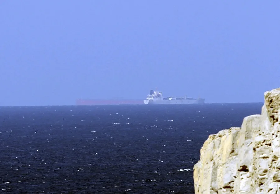 EE.UU. ataca tres petroleros iraníes tras un ataque contra buques de guerra estadounidenses