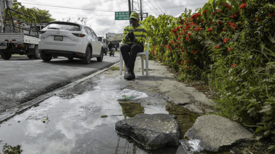 Peatones enfrentan obstáculos por aceras destruidas en la Buenaventura Freites