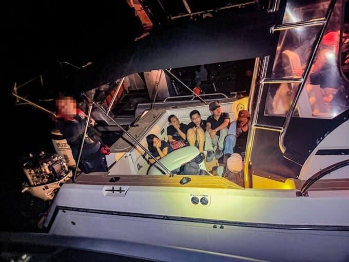 Detienen a un dominicano y otros 21 inmigrantes tras interceptar embarcación en Florida