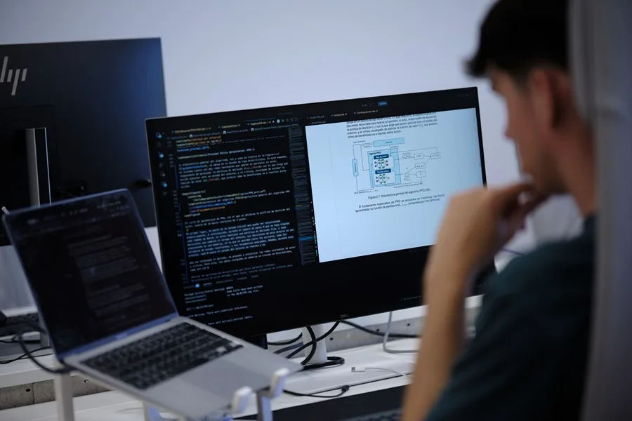 Líderes de veintidós países e instituciones piden que la inteligencia artificial sea supervisada por humanos